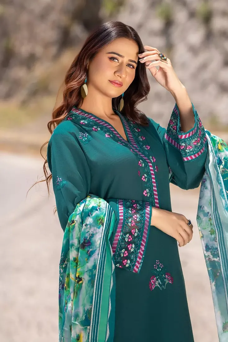 Dark Green Embroidered Slub Cambric 3-Piece Winter Collection - image 4